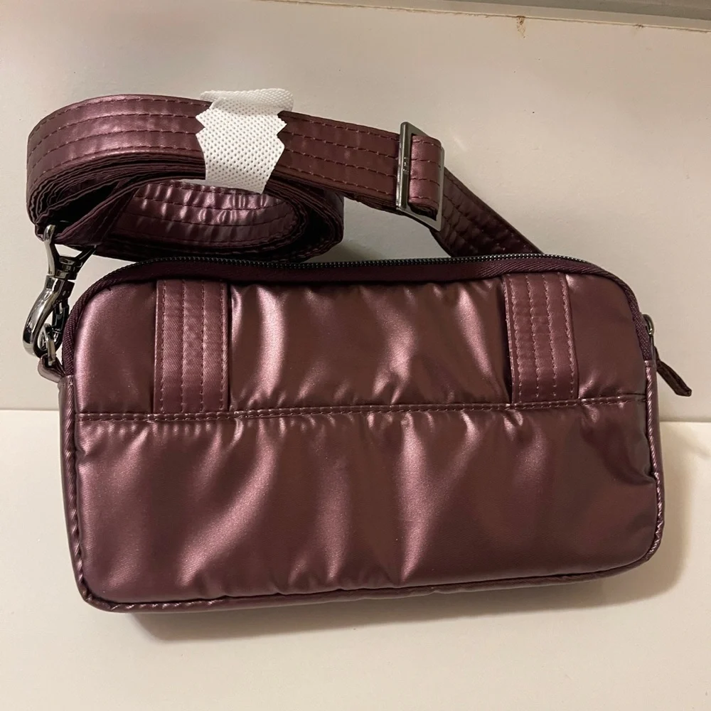 Lug Quilted RFID Convertible
Crossbody. Coupe 2. New Can attached to your belt - Picture 6 of 16